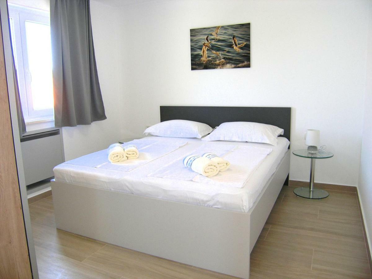 Apartmani Krajinovic Krk Town Exterior foto