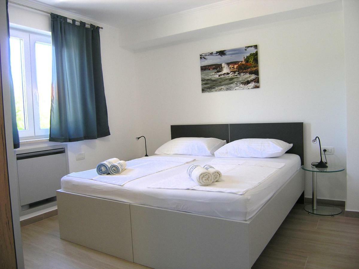 Apartmani Krajinovic Krk Town Exterior foto