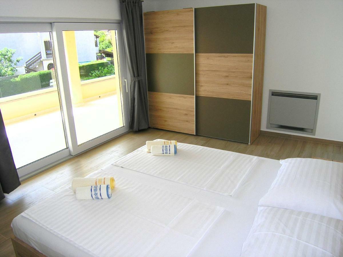 Apartmani Krajinovic Krk Town Exterior foto