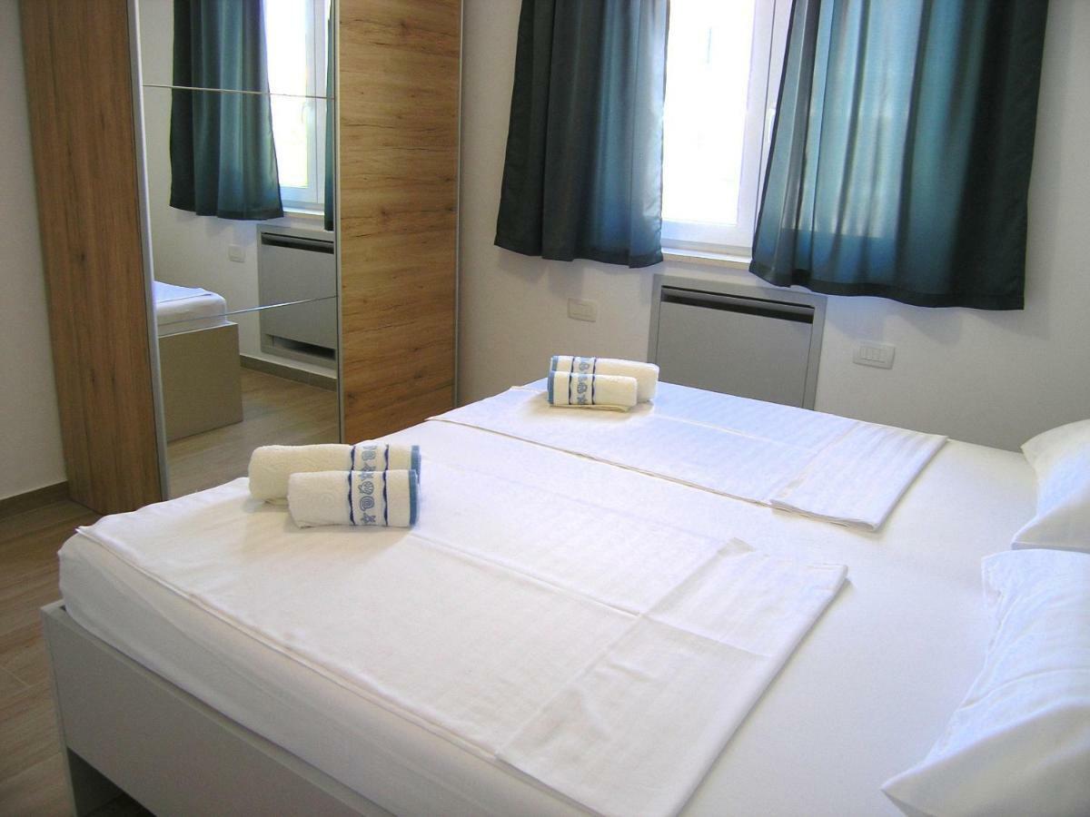 Apartmani Krajinovic Krk Town Exterior foto